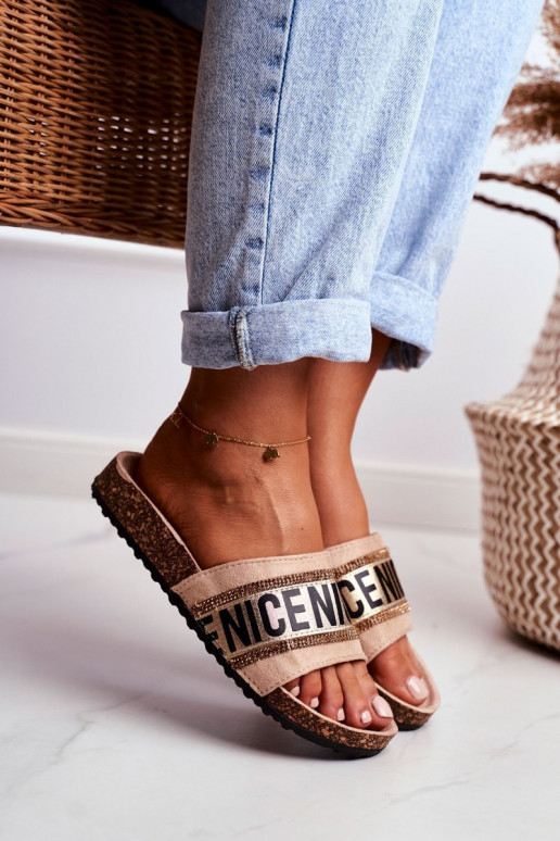 Čības ar spīdīgām acīm, smilšu krāsā...