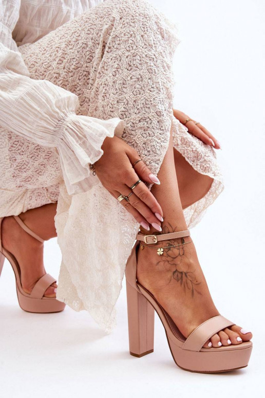 Augstpapēžu kurpes ar augstu papēdi...