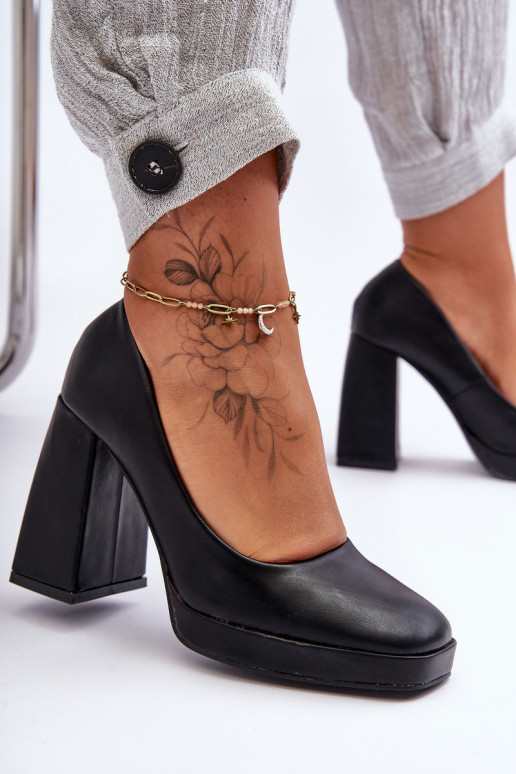 Kurpes ar platu papēdi melnā krāsā...