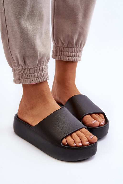 Sieviešu melnas čības uz bieza...