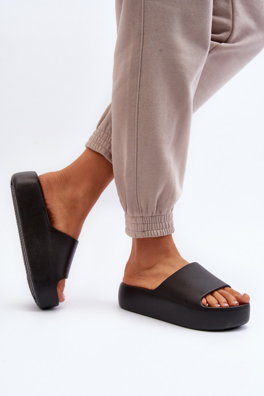 Sieviešu melnas čības uz bieza...