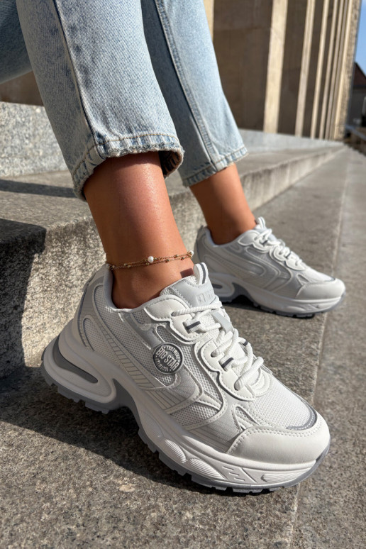 Baltas sieviešu sporta stila kurpes...