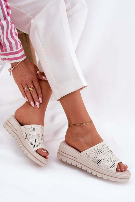 Smilšu krāsas sieviešu ādas čības uz...