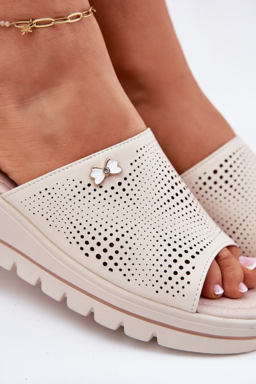 Smilšu krāsas sieviešu ādas čības uz...