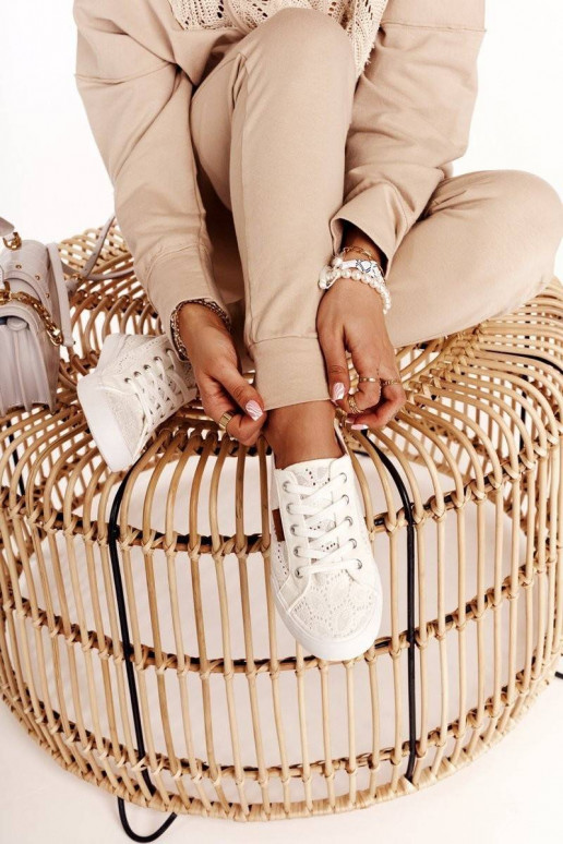 Ar mežģīnēm sporta apavi baltas krāsas