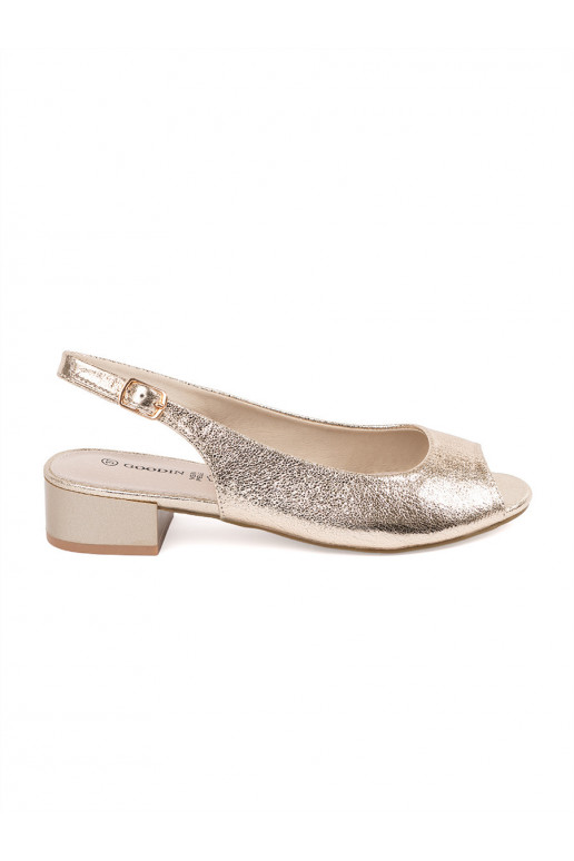 Zelta krāsas sandales uz zema papēža Zelta krāsas sandales uz zema papēža