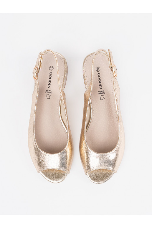 Zelta krāsas sandales uz zema papēža Zelta krāsas sandales uz zema papēža