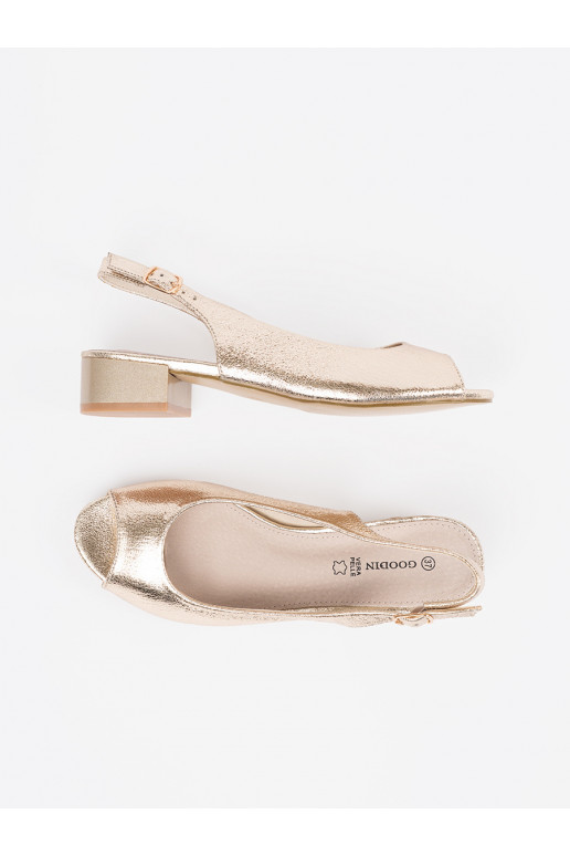 Zelta krāsas sandales uz zema papēža Zelta krāsas sandales uz zema papēža