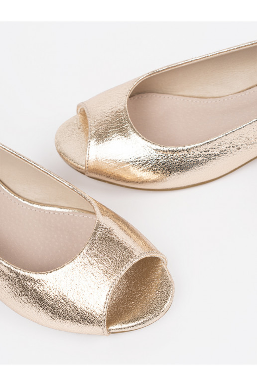 Zelta krāsas sandales uz zema papēža Zelta krāsas sandales uz zema papēža