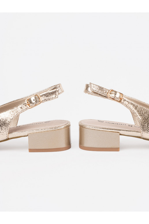 Zelta krāsas sandales uz zema papēža Zelta krāsas sandales uz zema papēža