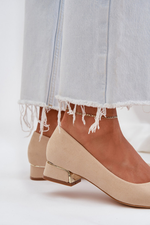 Smilšu krāsas kurpes uz zema papēža...