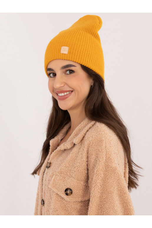 Cepure ir tumši dzeltena