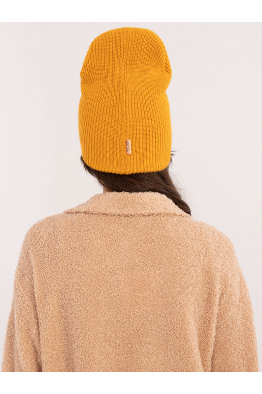 Cepure ir tumši dzeltena