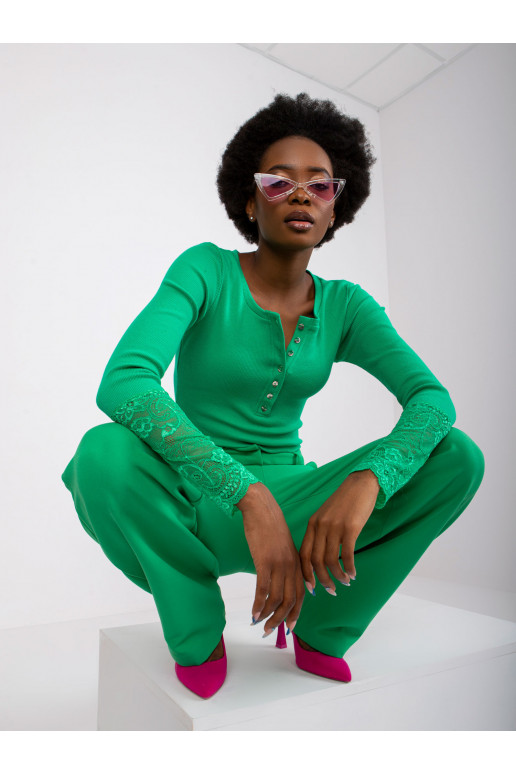 Zaļa rievota blūze ar mežģīnēm...