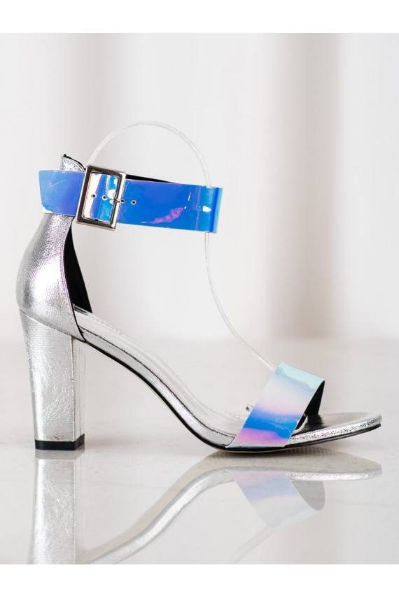 sandales ar papēdi ar spīdīgām detaļām 