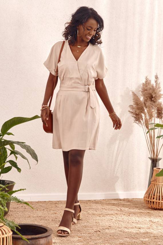 Kleita ar aploksnes veida kakla izgriezumu smilškrāsas