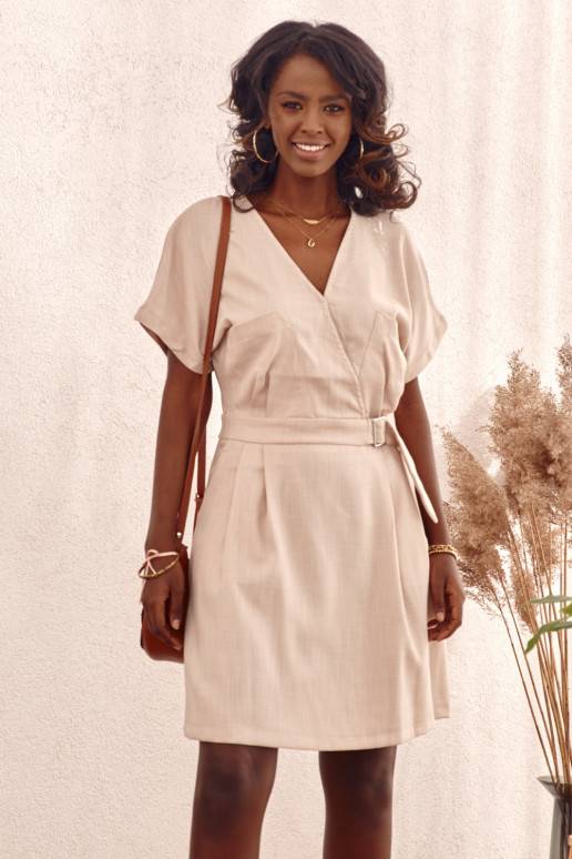 Kleita ar aploksnes veida kakla izgriezumu smilškrāsas