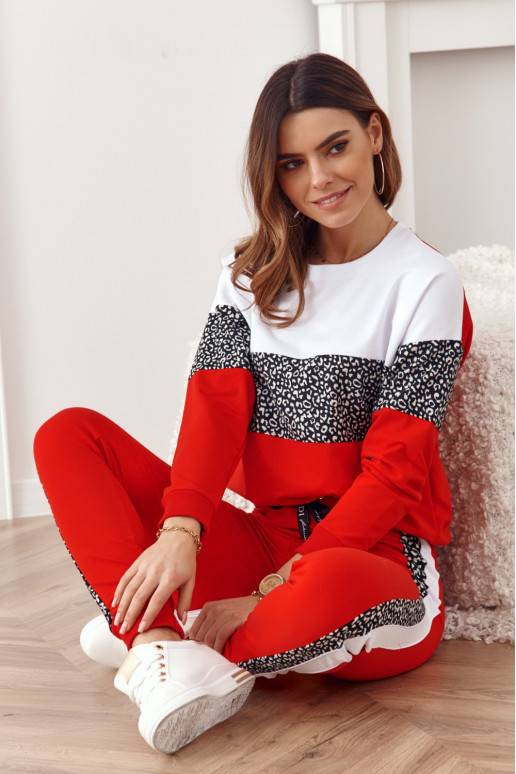 Sarkans sieviešu treniņtērps ar dzīvnieku rakstu