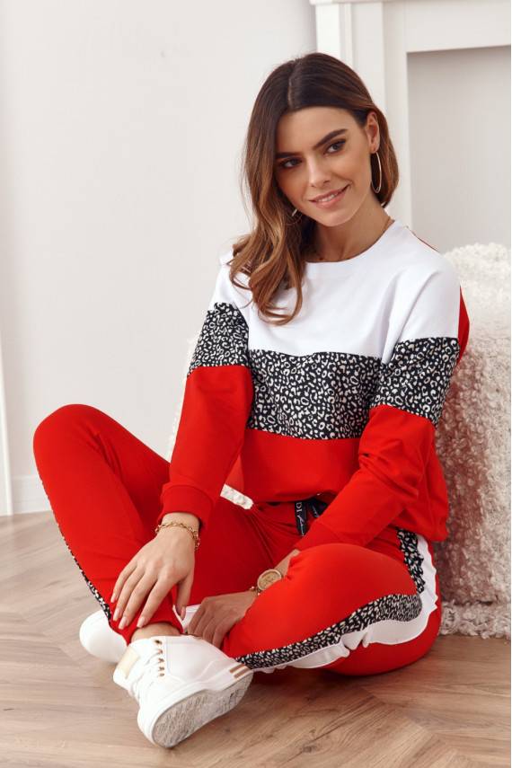 Sarkans sieviešu treniņtērps ar dzīvnieku rakstu