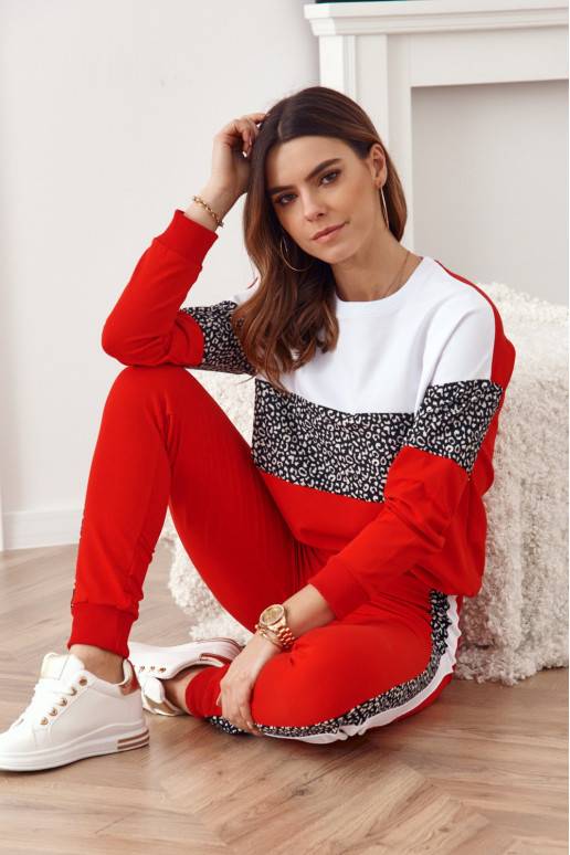 Sarkans sieviešu treniņtērps ar dzīvnieku rakstu