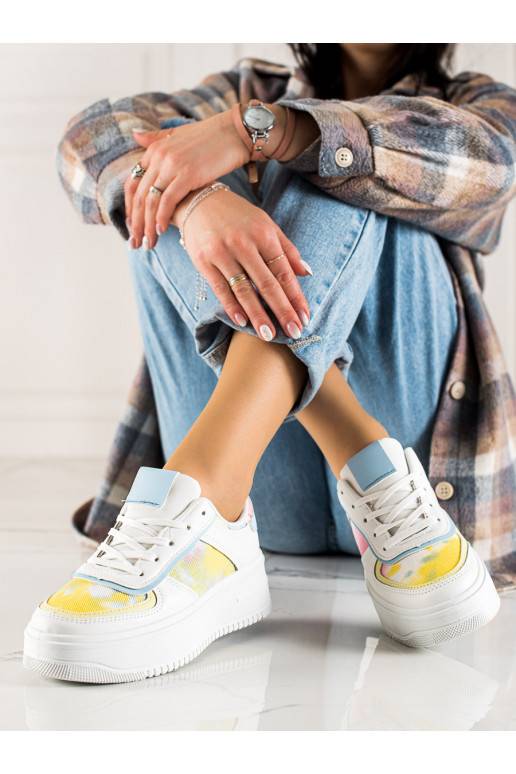 Baltas krāsas Sneakers modeļa apavi 