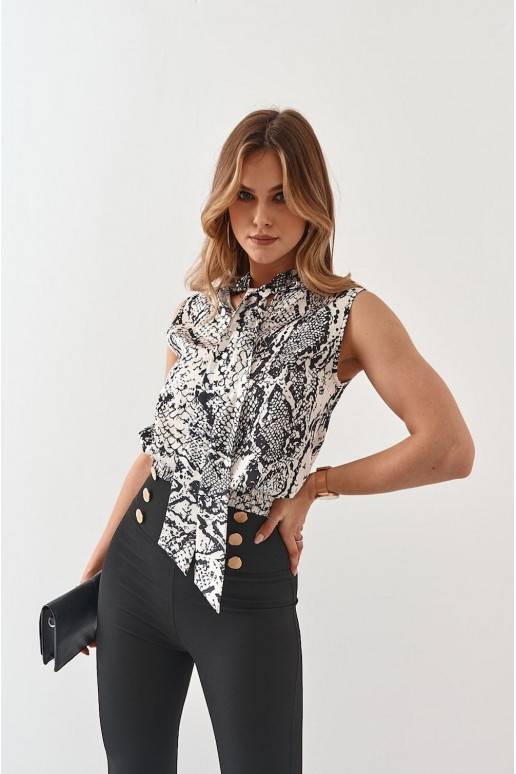 Ar dzīvnieku kažokādu modeļiem krēmīgs un melns Ar dzīvnieku kažokādu modeļiem krēmīgs un melns