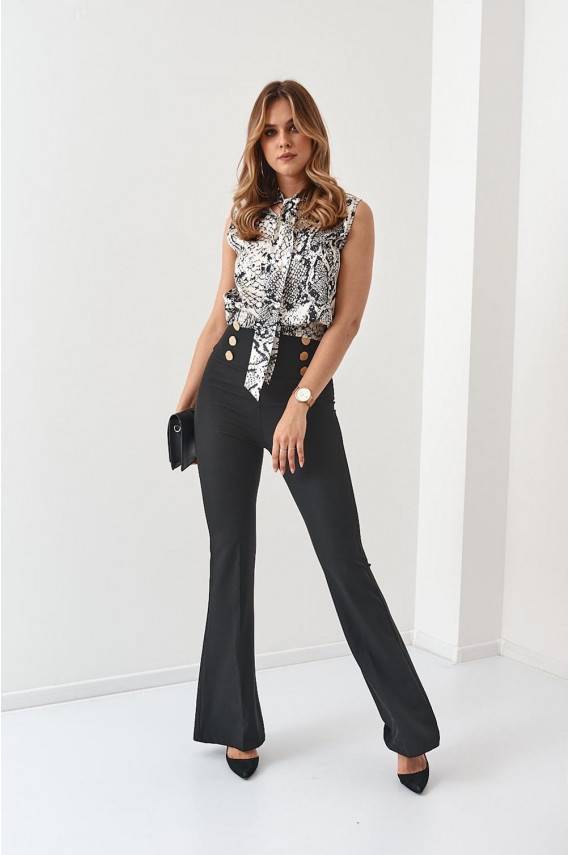 Ar dzīvnieku kažokādu modeļiem krēmīgs un melns