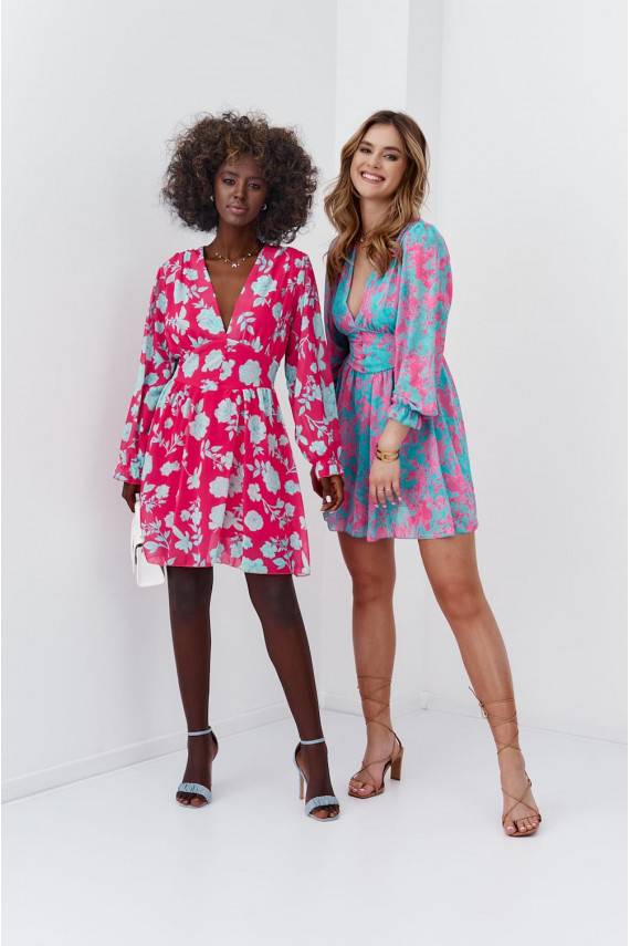 Kleita ar ziedu rakstiem rozā-zilā krāsā