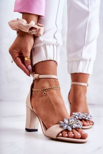 sandales ar papēdi ar ornamentiem smilšu krāsas Milessa