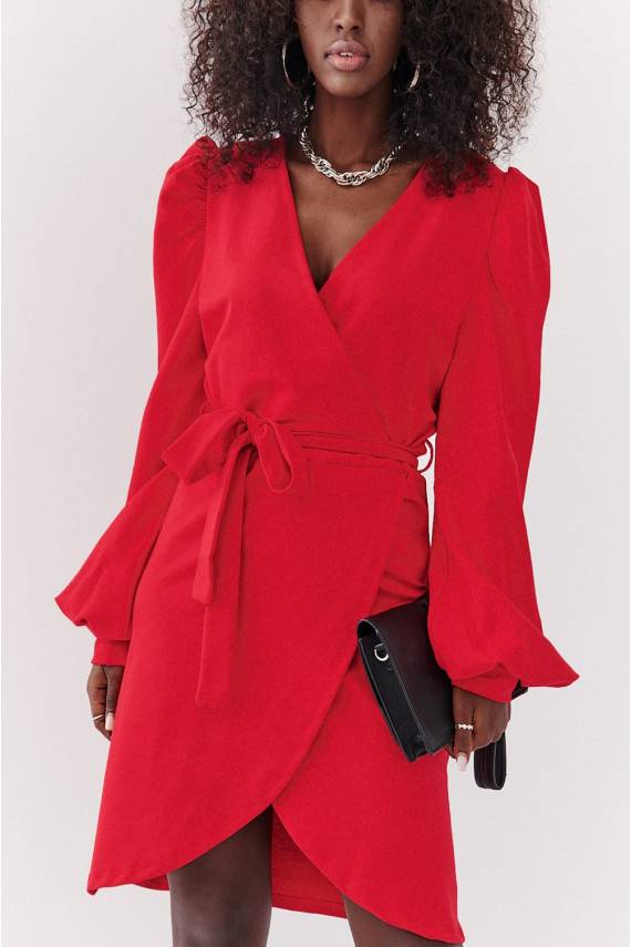 Kleita ar saboztu rakstu  sarkanas krāsas