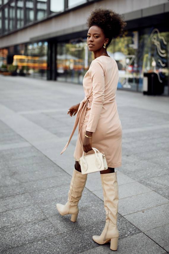 Kleita ar saboztu rakstu  smilškrāsas FK623