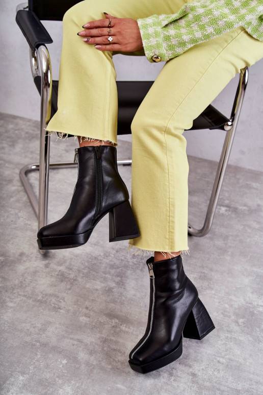   Sieviešu puszābakiMasywnym Obcasie ar rāvējslēdzējiem melnas krāsas Carrera