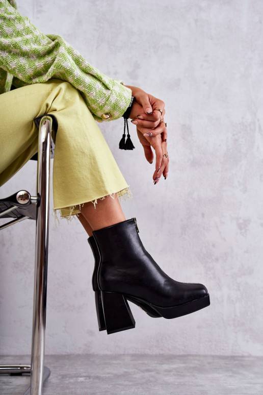   Sieviešu puszābakiMasywnym Obcasie ar rāvējslēdzējiem melnas krāsas Carrera