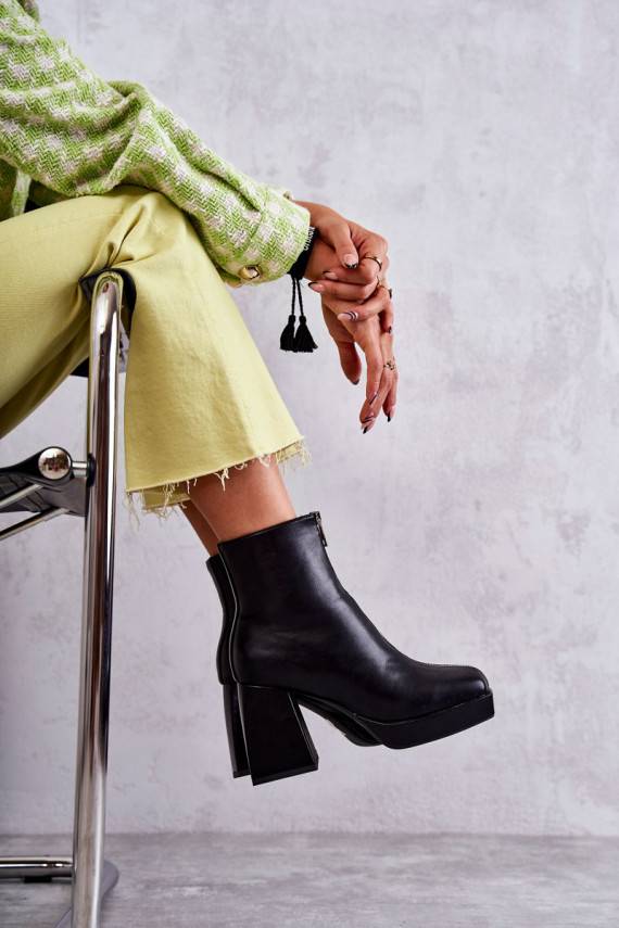   Sieviešu puszābakiMasywnym Obcasie ar rāvējslēdzējiem melnas krāsas Carrera