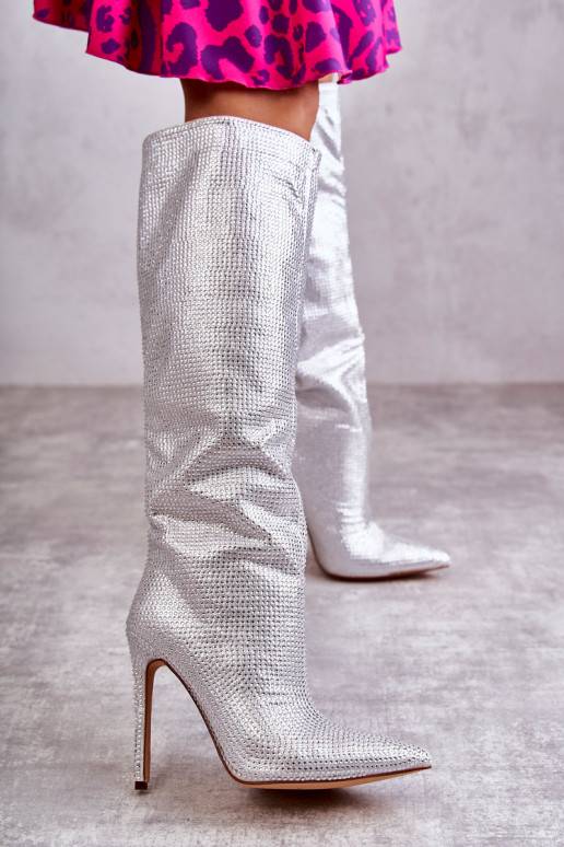 Stilīgasrnas garie zābaki ar papēdi ar mirdzošiem spīdumiņiem Sudraba krāsas Lovisa Stilīgasrnas garie zābaki ar papēdi ar mirdzošiem spīdumiņiem Sudraba krāsas Lovisa