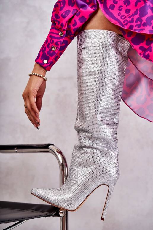 Stilīgasrnas garie zābaki ar papēdi ar mirdzošiem spīdumiņiem Sudraba krāsas Lovisa Stilīgasrnas garie zābaki ar papēdi ar mirdzošiem spīdumiņiem Sudraba krāsas Lovisa