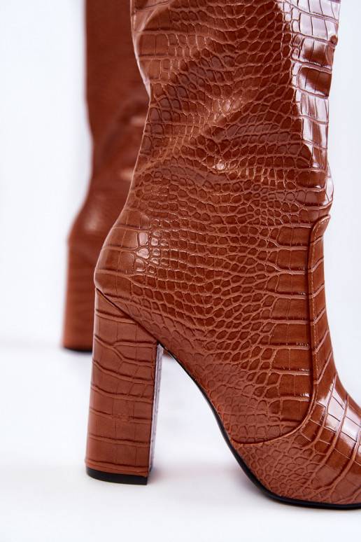 Stilīgasrnas garie zābaki ar papēdi brūnas krāsas Constancy