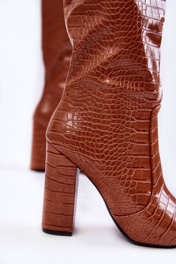 Stilīgasrnas garie zābaki ar papēdi brūnas krāsas Constancy